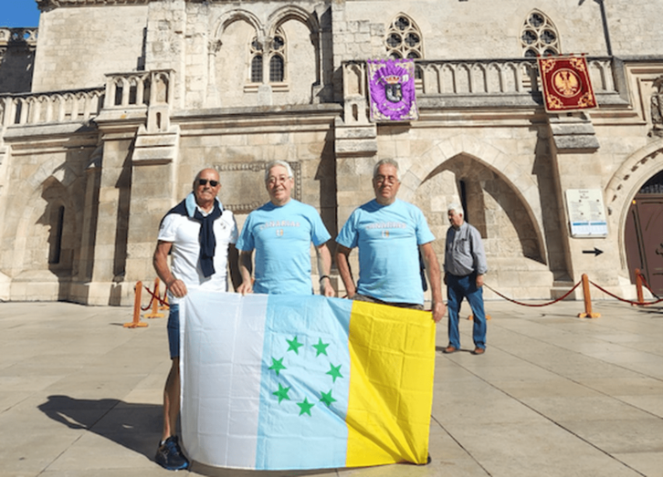 El exalcalde Francisco Santiago, junto a dos compañeros en la Catedral de Burgos / TA